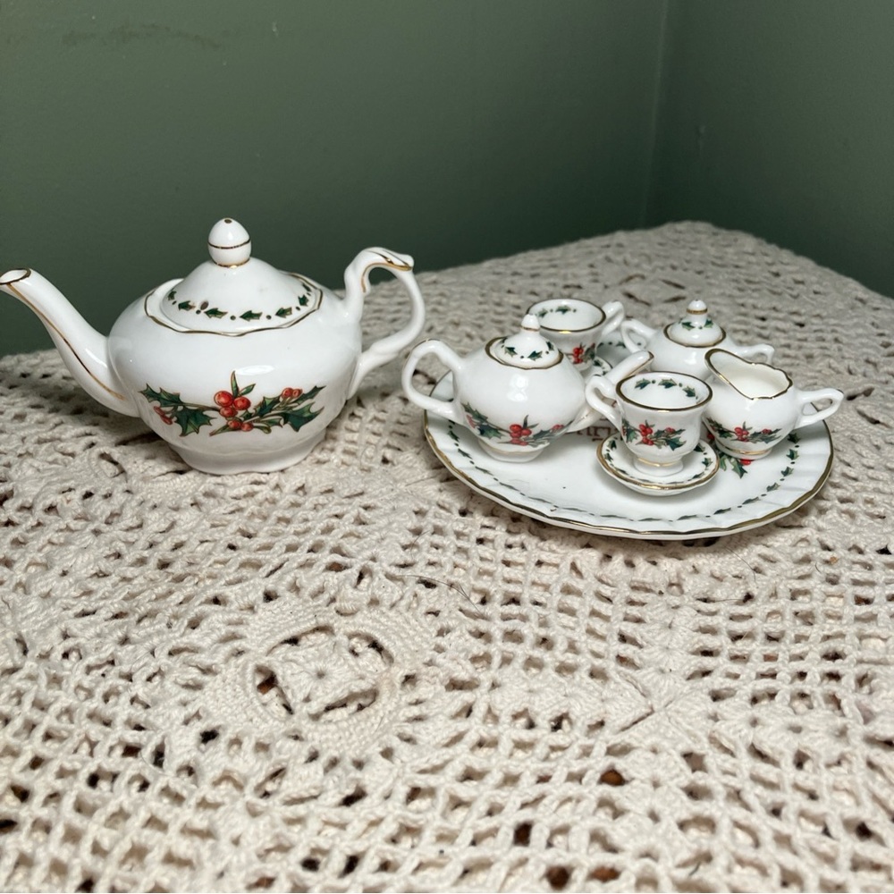A Cup of Christmas Tea Miniature Tea Set 1995 Waldman With Children's Teapot